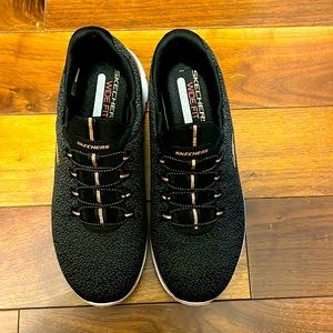 Sketchers • 7.5 Memory Foam • Wide